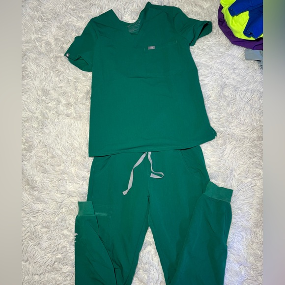 Hunter green figs set💚🍀 - Picture 2 of 3